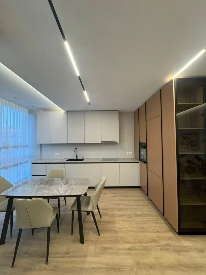 Tirane, jepet me qera apartament 2+1+Ballkon Kati 2, 118 m² 1.300 € (Rruga e Barikadave)