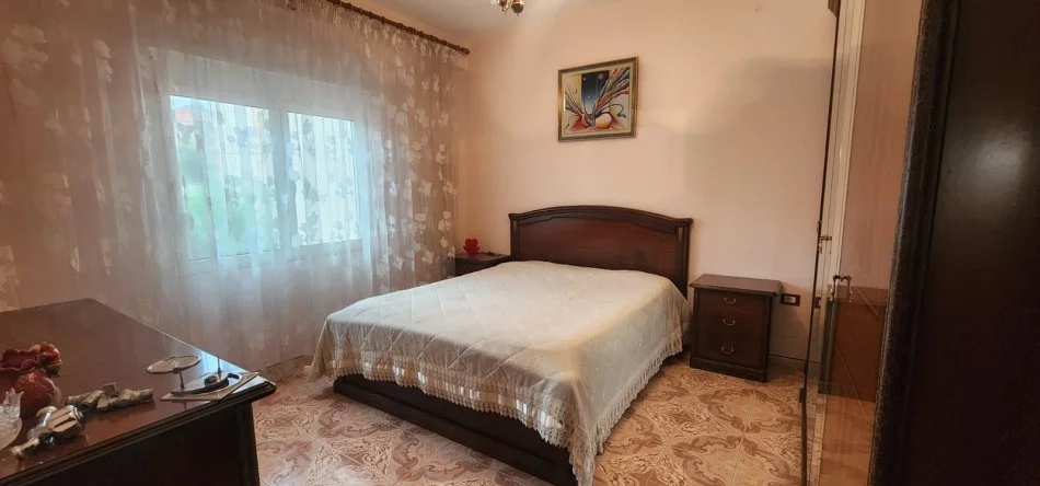 Tirane, jepet me qera apartament 2+1+Ballkon Kati 2, 400 € (Sauk prane Akademis se Policise)