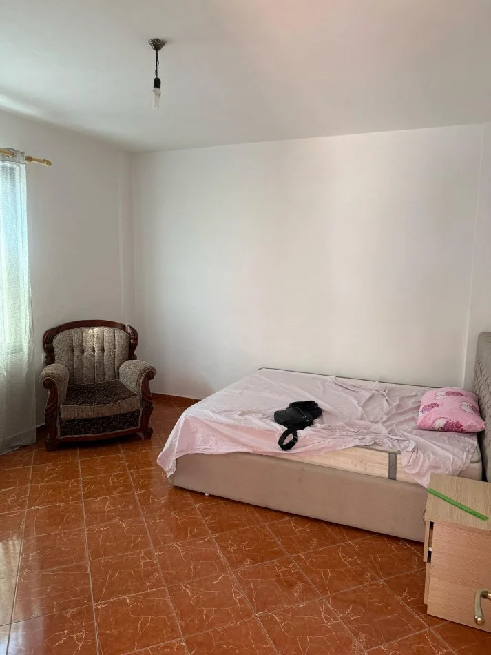 Tirane, jepet me qera 1+1 Kati 0, 301 € (5 Maji)