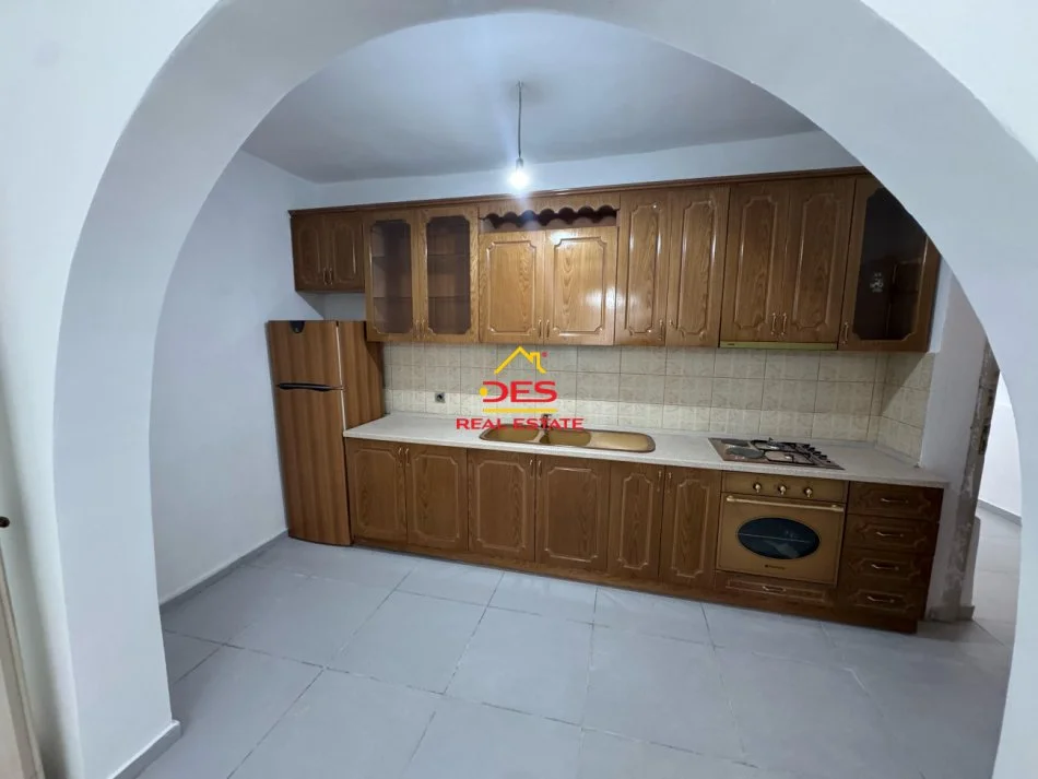 Vlore, shitet shtepi Kati 1, 364 m² 190.000 € (Rruga Ali Demi)
