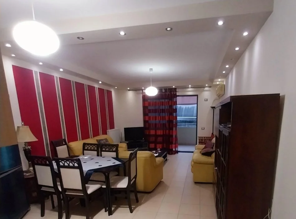 Tirane, jepet me qera apartament 2+1+Ballkon Kati 3, 650 € (Kodra e Diellit)