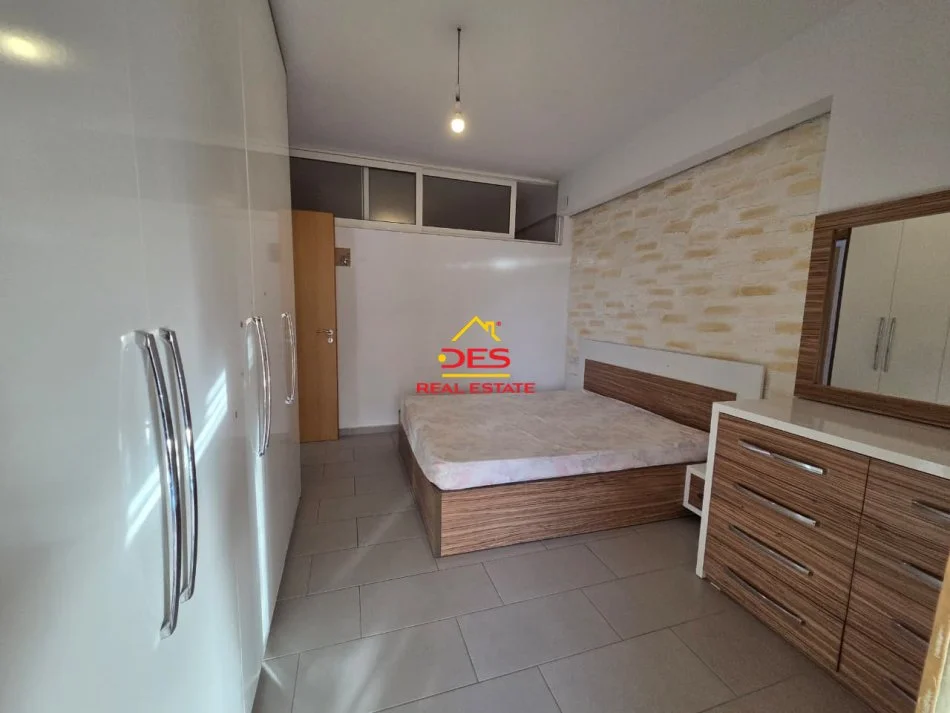 Vlore, jepet me qera apartament 2+1+Ballkon Kati 6, 95 m² 350 € (Rruga Demokracia)