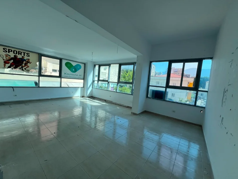 Tirane, jepet me qera ambjent biznesi Kati 1, 78 m² 500 € (Gjimnazi Ismail Qemali)