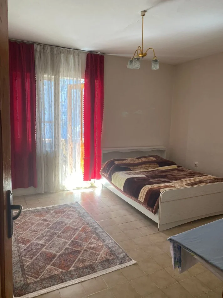 Tirane, jepet me qera apartament 3+1+Aneks+Ballkon Kati 2, 150 m² 600 € (rruga komuna parisit)