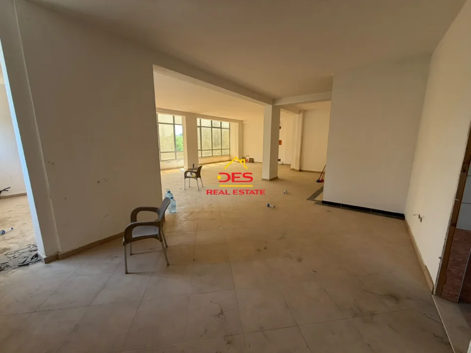 Vlore, jepet me qera ambjent biznesi Kati 2, 140 m² 400 € (Rruga Demokracia)