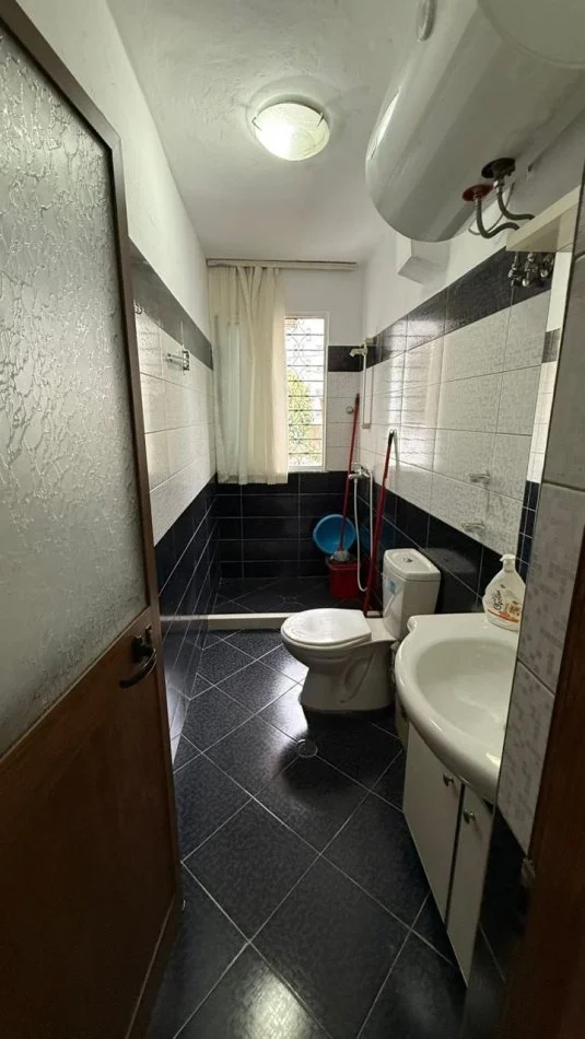 Tirane, jepet me qera apartament 2+1 Kati 1, 90 m² 500 € (Varri Bamit)