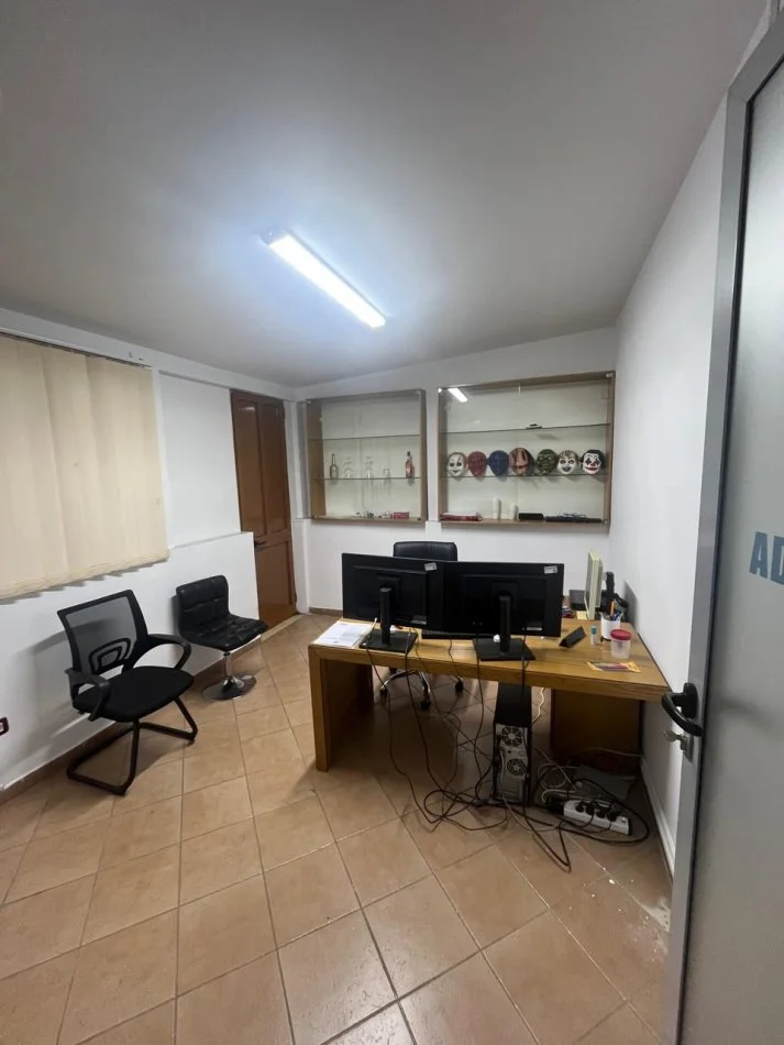 Tirane, jepet me qera zyre Kati 2, 120 m² 800 € (rruga babe rexha)