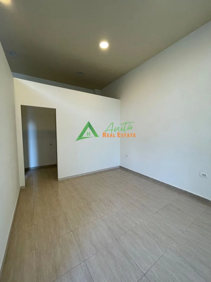 Tirane, jepet me qera zyre Kati 1, 44 m² 550 € (ish Ekspozita)