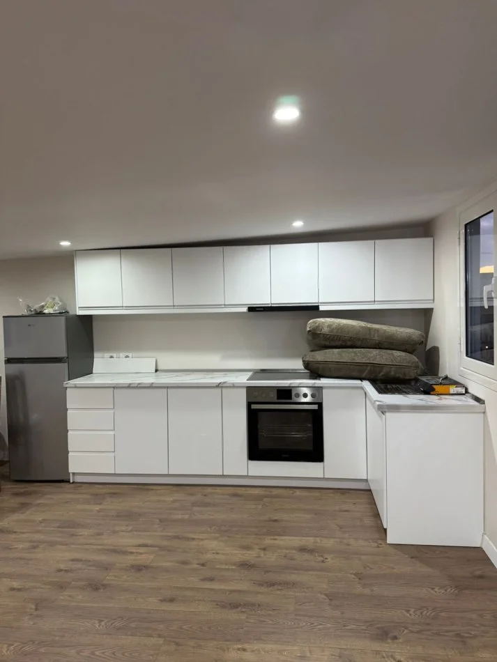 Tirane, jepet me qera apartament 1+1 Kati 4, 75 m² 400 € (Rruga Siri Kodra)