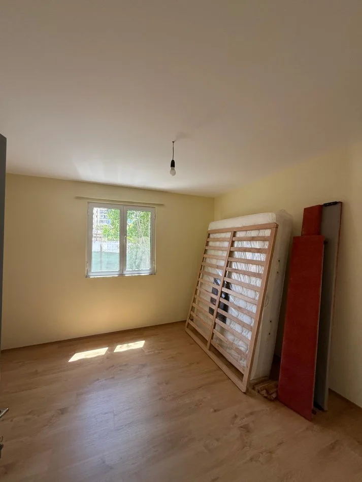 Tirane, jepet me qera shtepi 2+1+Ballkon Kati 1, 80 m² 1.000 € (Albanopoli)