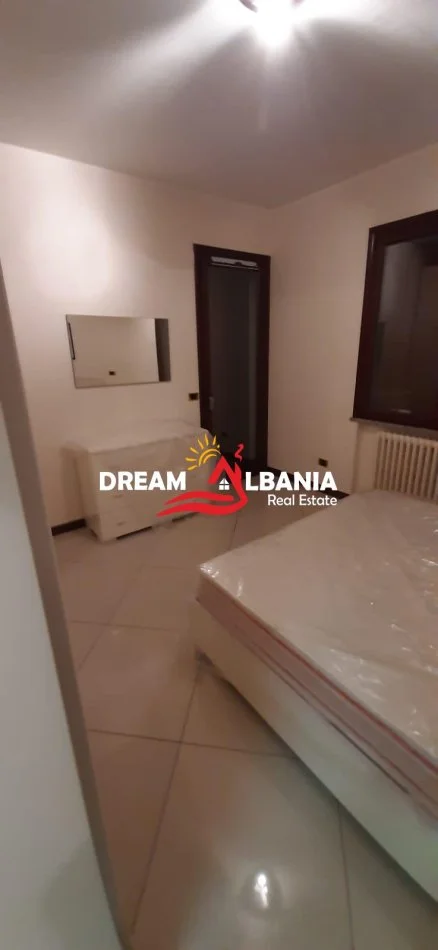 Tirane, jepet me qera apartament 1+1 Kati 2, 80 m² 450 € (ne Kinostudio, prane “Kopshtit Lala”)