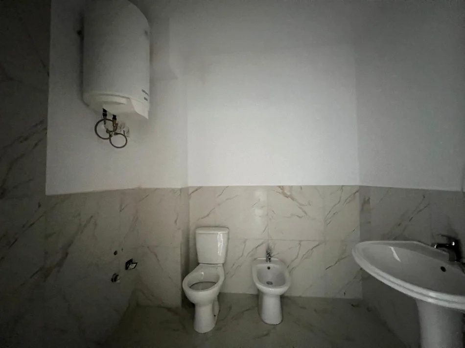 Tirane, shitet apartament 2+1+Ballkon Kati 4, 115 m² 12.800.000 € (rruga Kastriotet)