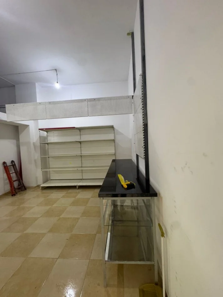 Tirane, jepet me qera ambjent biznesi Kati 0, 30 m² 300 € (Astir prane Wellit)