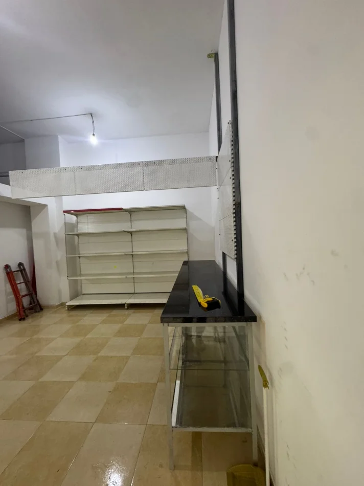 Tirane, jepet me qera dyqan Kati 0, 30 m² 350 € (Astir prane Wellit tek Ecomarket)