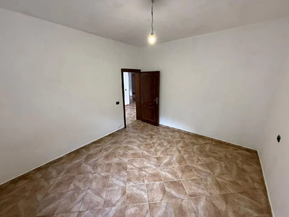Tirane, shes shtepi 4+1+Aneks Kati 0, 365 m² 200.000 € (Shitet Shtëpi Private – Petrelë, Tiranë)