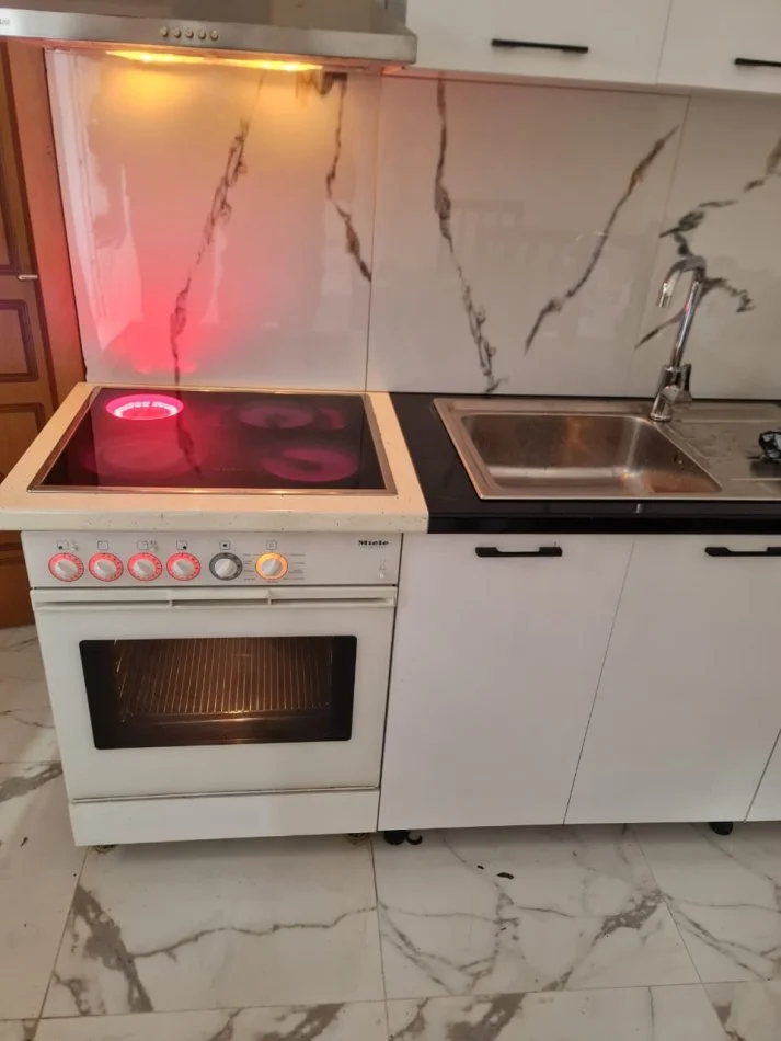 Tirane, jepet me qera apartament 1+1+Ballkon Kati 2, 78 m² 400 € (Kinostudio)