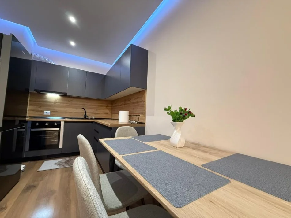 Tirane, jepet me qera apartament 2+1+Ballkon Kati 5, 120 m² 800 € (Shkolla e Bashkuar)