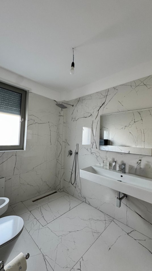 Tirane, jepet me qera zyre Kati 7, 160 m² 2.000 € (Rruga e Kavajes)