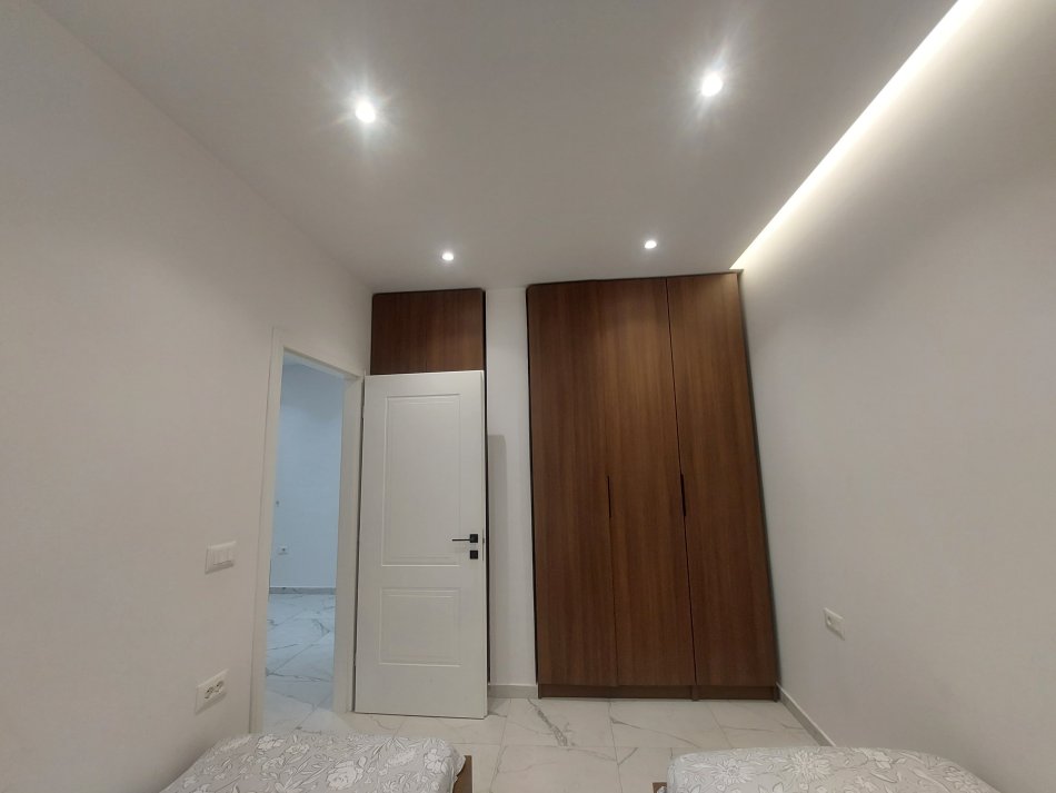 Tirane, jepet me qera apartament 1+1 Kati 1, 60 m² 450 € (Rruga 5 Maji)
