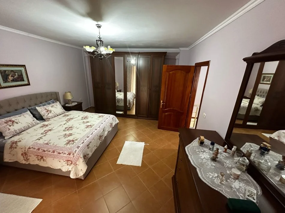 Tirane, jepet me qera apartament duplex 3+1+Ballkon Kati 2, 120 m² 650 € (Rruga gjin gjergji)