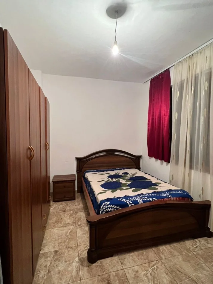 Tirane, jepet me qera shtepi 2+1+Ballkon Kati 0, 100 m² 300 € (Rruga vangjerl meksi)