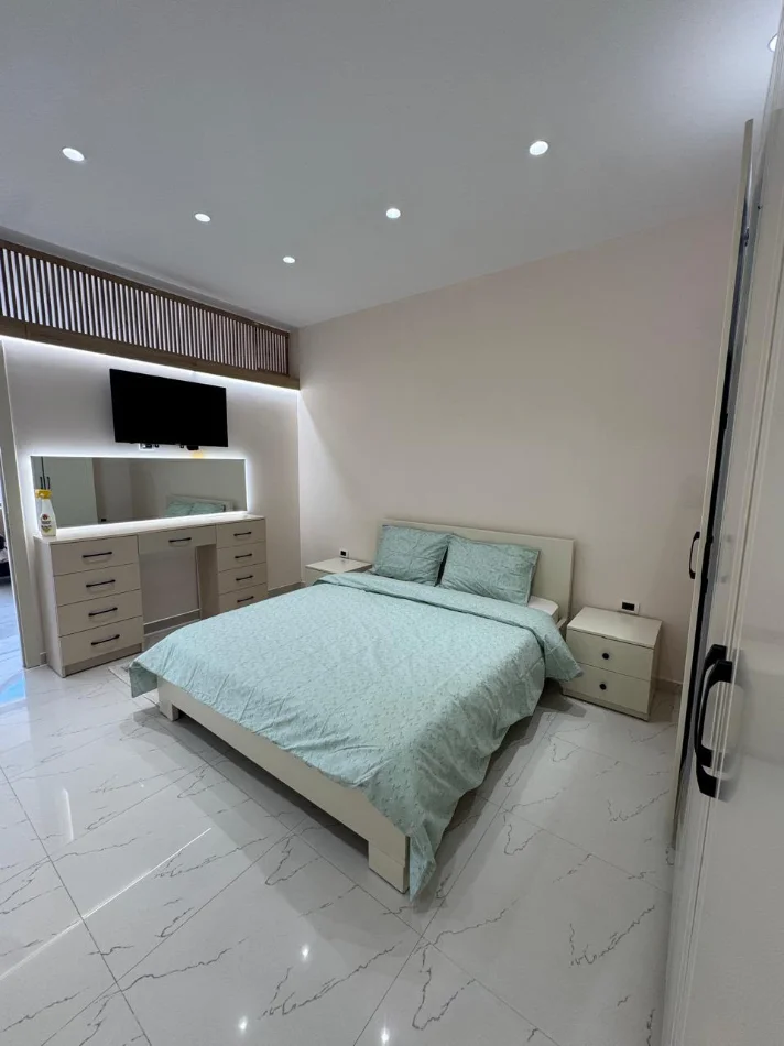Tirane, jepet me qera apartament 1+1 Kati 1, 65 m² 450 € (Rrethi i Freskut prane Bar Stockholm)