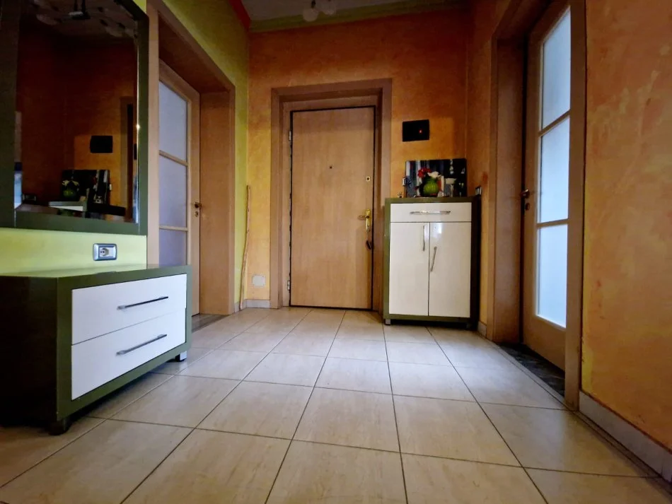 Tirane, jepet me qera apartament 2+1 Kati 4, 85 m² 500 € (stacioni trenit)