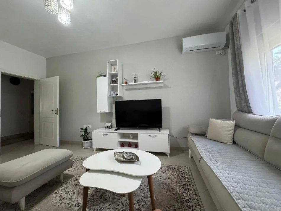 Tirane, jepet me qera apartament 2+1 Kati 1, 87 m² 600 € (Don Bosko)