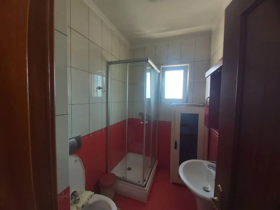 Tirane, jepet me qera apartament 2+1 Kati 8, 99 m² 600 € (rruga e kavajes)