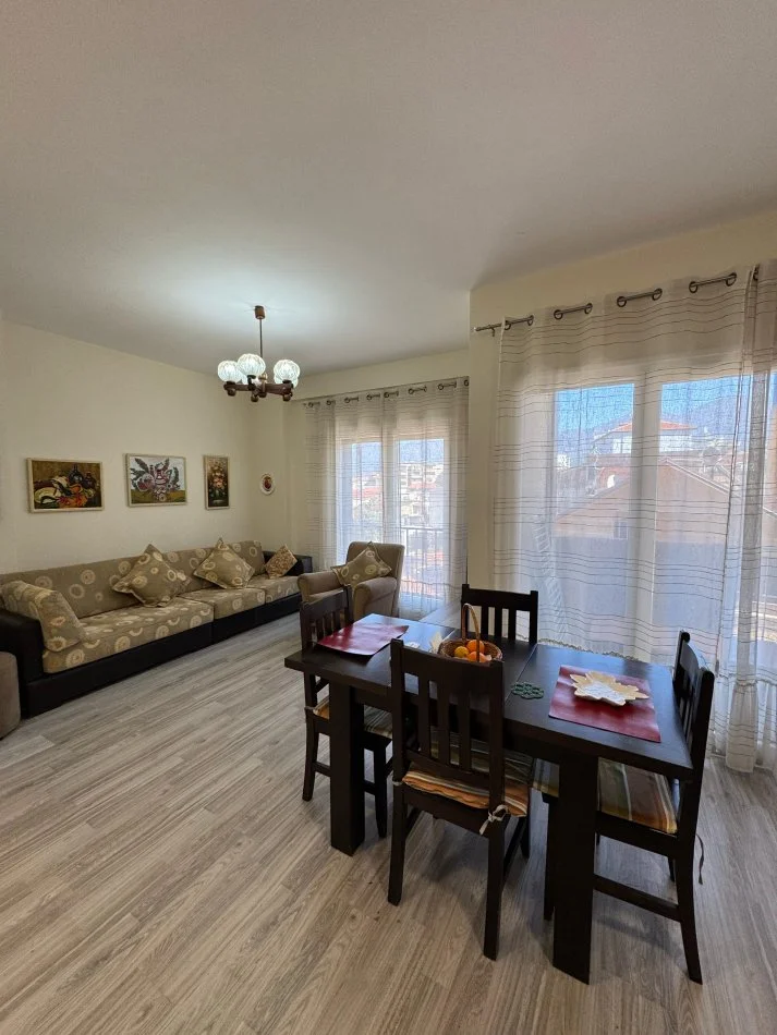Tirane, jepet me qera apartament 2+1+Ballkon Kati 2, 88 m² 650 € 