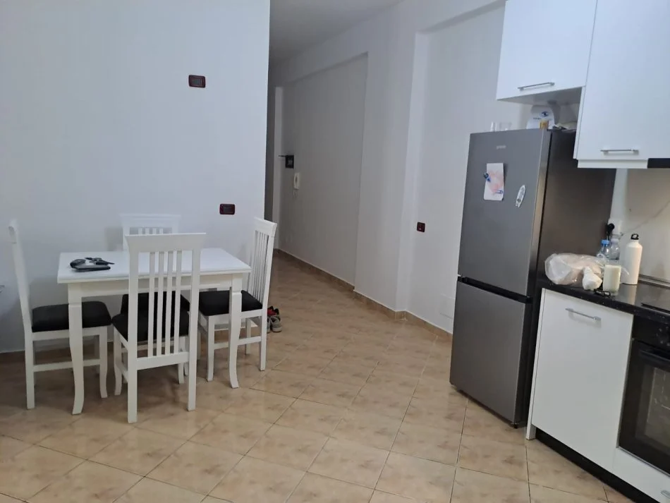 Vlore, jepet me qera apartament 1+1 Kati 2, 82 m² 600 € (Lungomare)