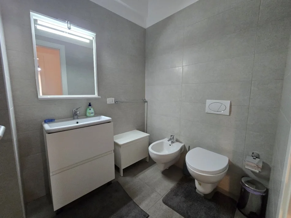 Tirane, jepet me qera apartament 2+1+Ballkon Kati 6, 80 m² 1.300 € (Rr. e Kavajes)