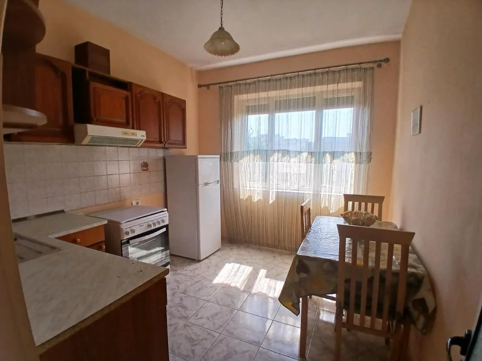 Tirane, jepet me qera apartament 1+1 Kati 3, 500 € (Rruga Ali demi)