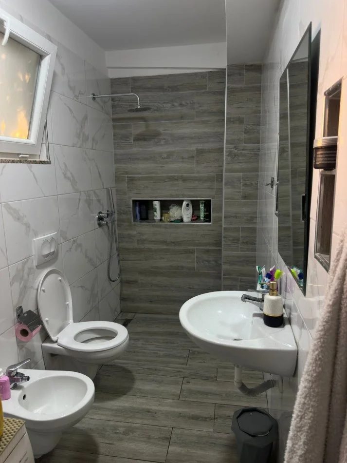 Tirane, jepet me qera apartament 1+1 Kati 0, 65 m² 300 € 