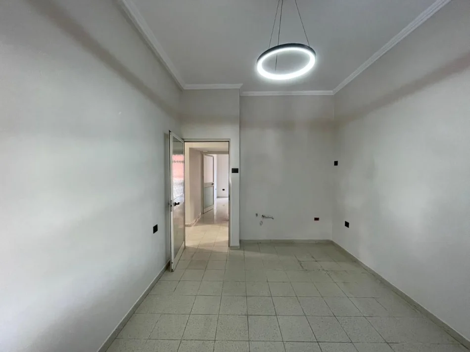 Tirane, jepet me qera apartam70 m² 600 € tek shallvaret
