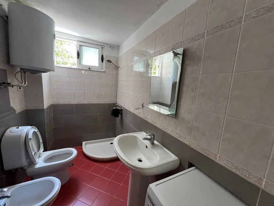 Tirane, jepet me qera apartament 1+1 Kati 1, 65 m² 450 € (Prane Gjimnazit Petronin Luarasi)