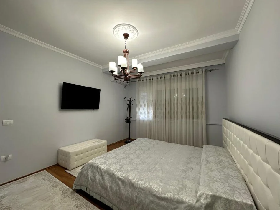 Tirane, jepet me qera apartament 3+1 Kati 5, 140 m² 700 € (Vasil Shanto)