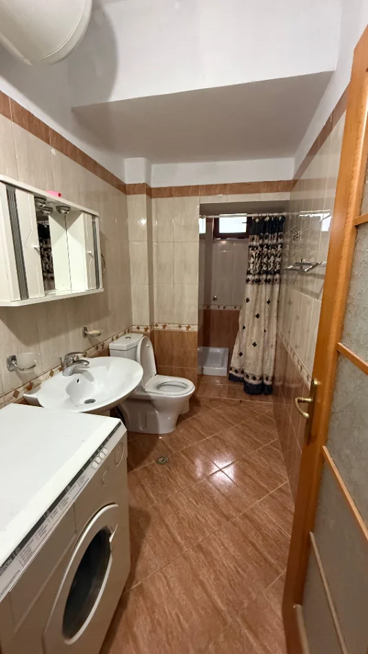 Tirane, jepet me qera apartament 1+1 Kati 1, 65 m² 550 € (Garda)