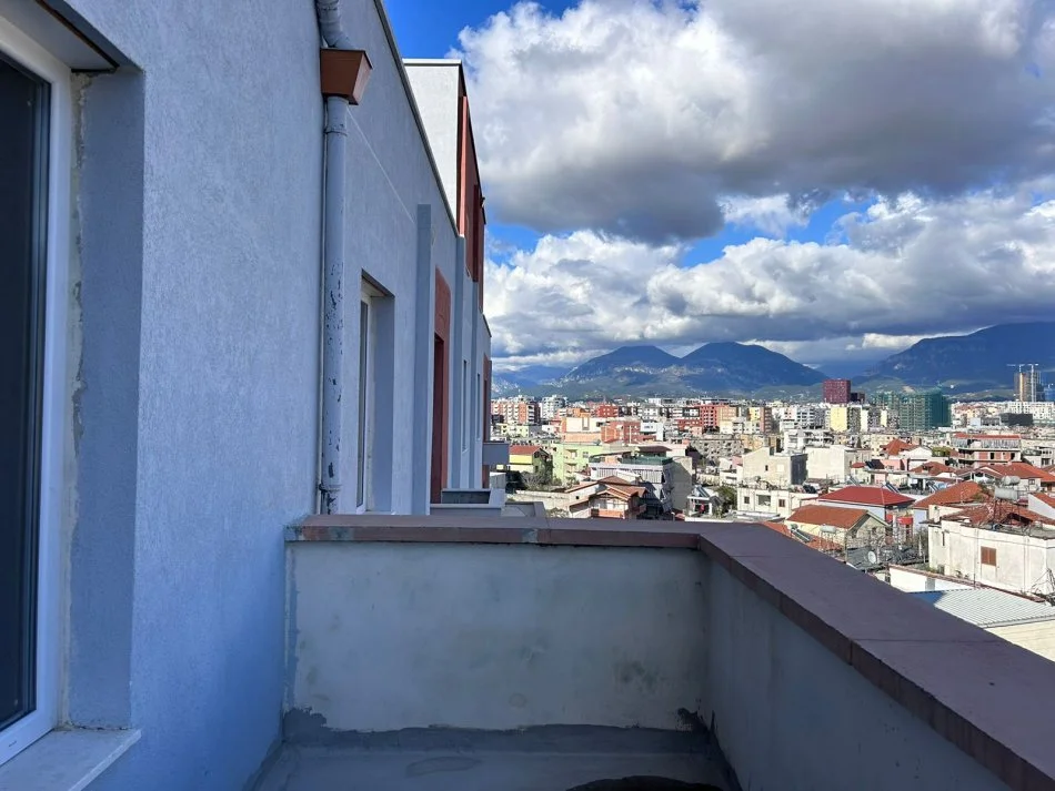 Shitet Apartament 2+1 tek Porcelani, Xhamia Xhura