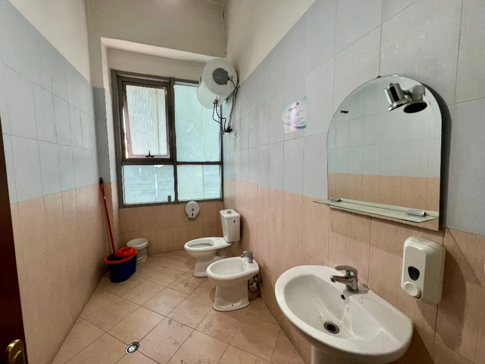 Tirane, jepet me qera ambjent biznesi Kati 1, 78 m² 500 € 