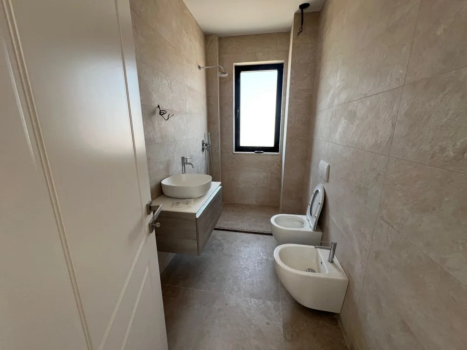 Tirane, jepet me qera Vile 4+1 Kati 0, 670 m² 5.000 € (teg)