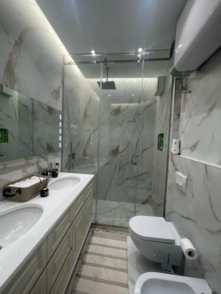 Tirane, jepet me qera apartament 3+1+Ballkon Kati 6, 163 m² 2.500 € (Qender)