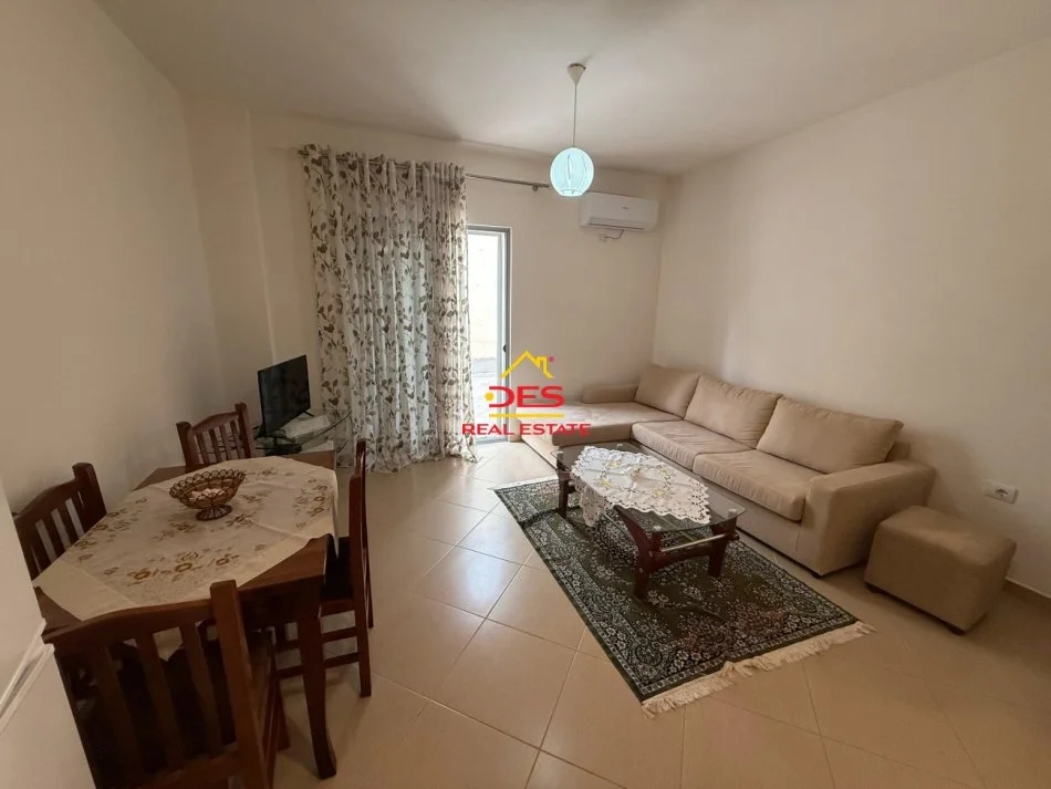 Vlore, jepet me qera apartament 1+1+Ballkon Kati 1, 70 m² 300 € (Rruga Çajupi)
