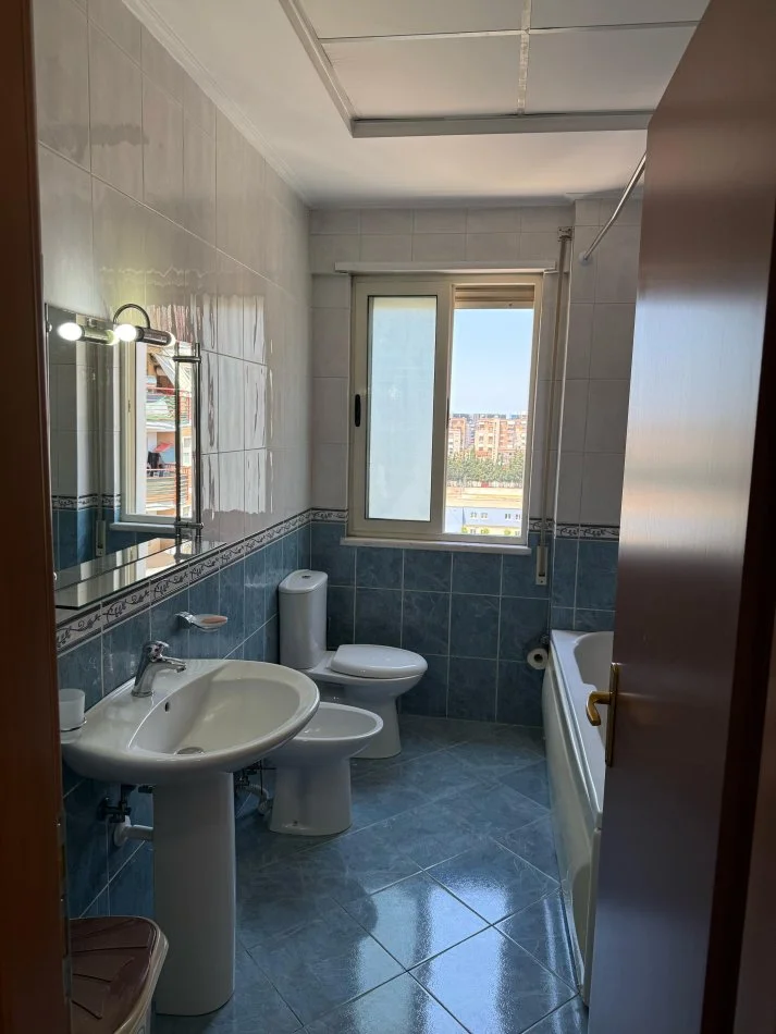 Tirane, jepet me qera apartament 1+1+Ballkon Kati 8, 550 € (Vizion Plus, Don Bosko)