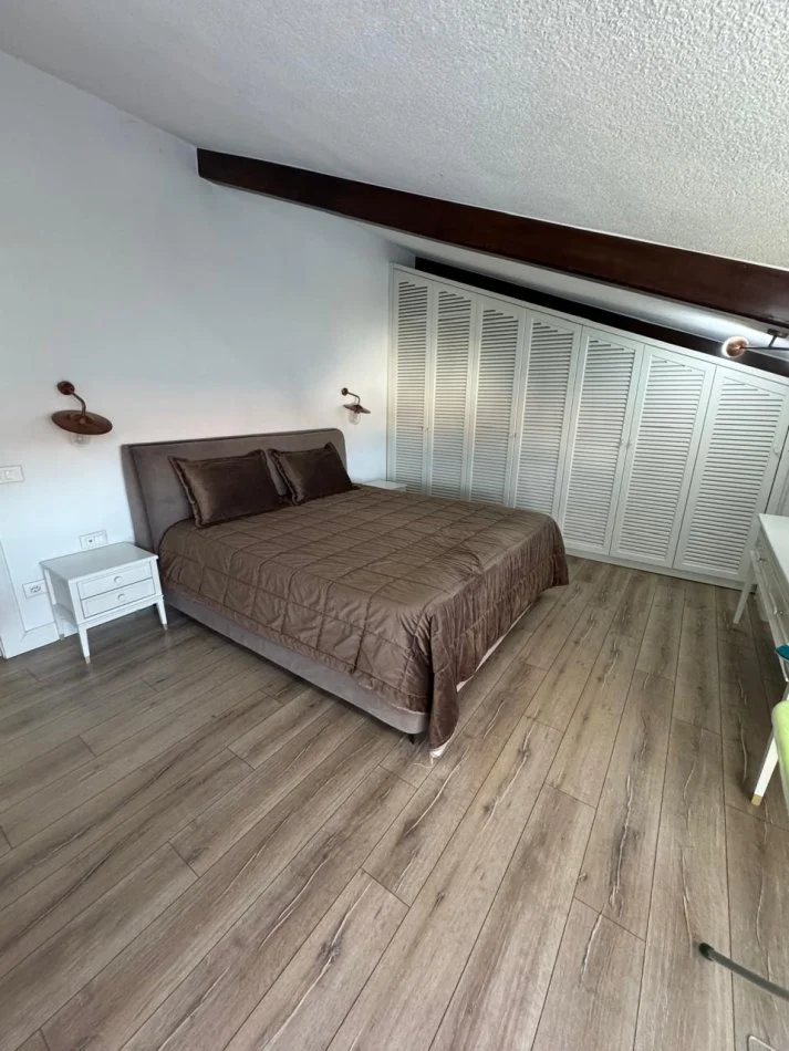 Tirane, jepet me qera apartament+verande | Penthouse 3+1 Kati 1, 250 m² 2.200 € (TEG)