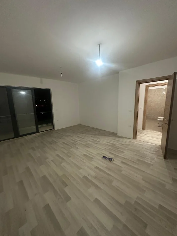 Tirane, shes apartament 2+1+Ballkon Kati 4, 120 m² 180.000 € (Rruga 5 Maji)