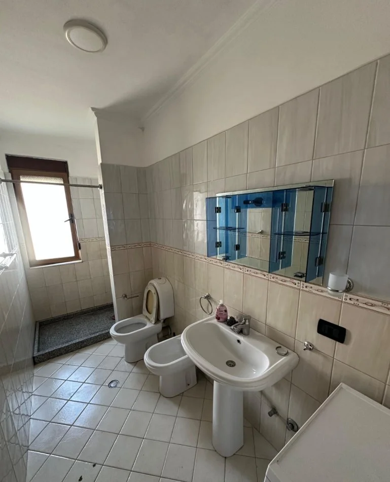 Tirane, jepet me qera apartament 2+1+Ballkon Kati 5, 90 m² 470 € (Zogu i Zi)