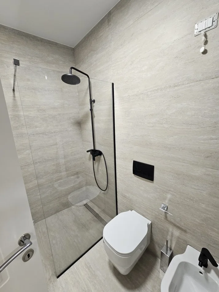 Tirane, jepet me qera apartament 2+1 Kati 10, 130 m² 2.000 € 