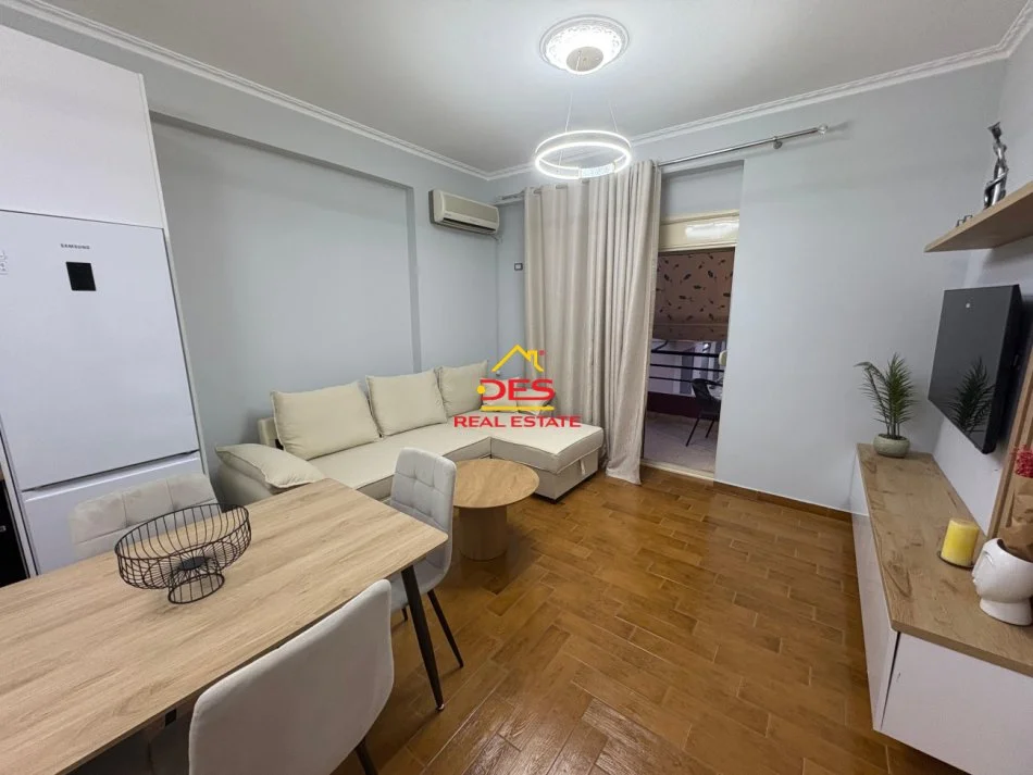 Vlore, jepet me qera apartament 2+1+Ballkon Kati 2, 90 m² 400 € (Rruga Hajredin Haxhiraj)