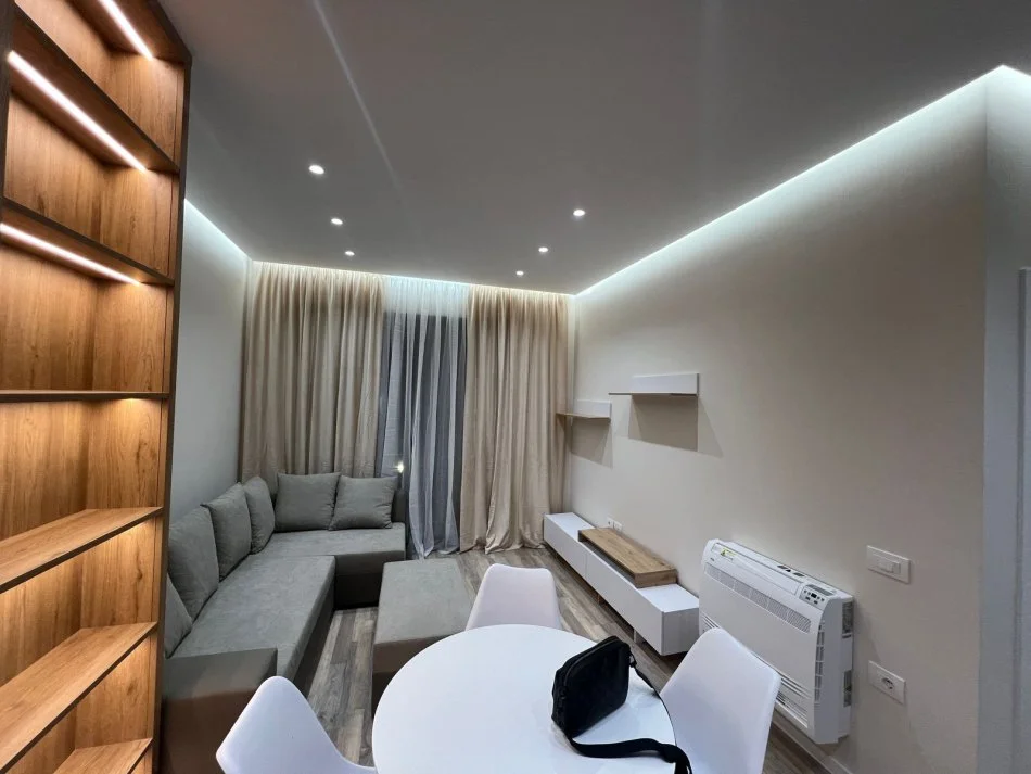 Tirane, jepet me qera apartament 1+1+Ballkon Kati 2, 65 m² 500 € (Rruga 5 Maj (Pallat i vitit 2025))